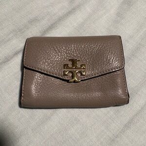 Tory Burch Pebbled Leather Wallet (Grey/ Taupe)